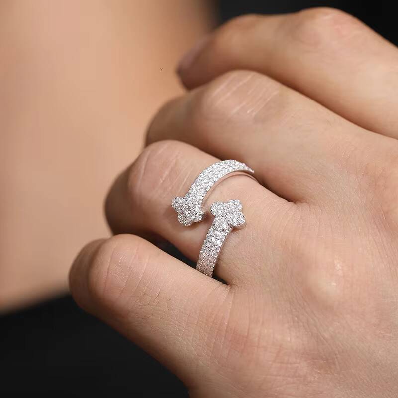 Elegant S925 Sterling Silver D Color VVS Gem Fine Jewelry Womens Moissanite Clover Ring with Lucky Flower Design