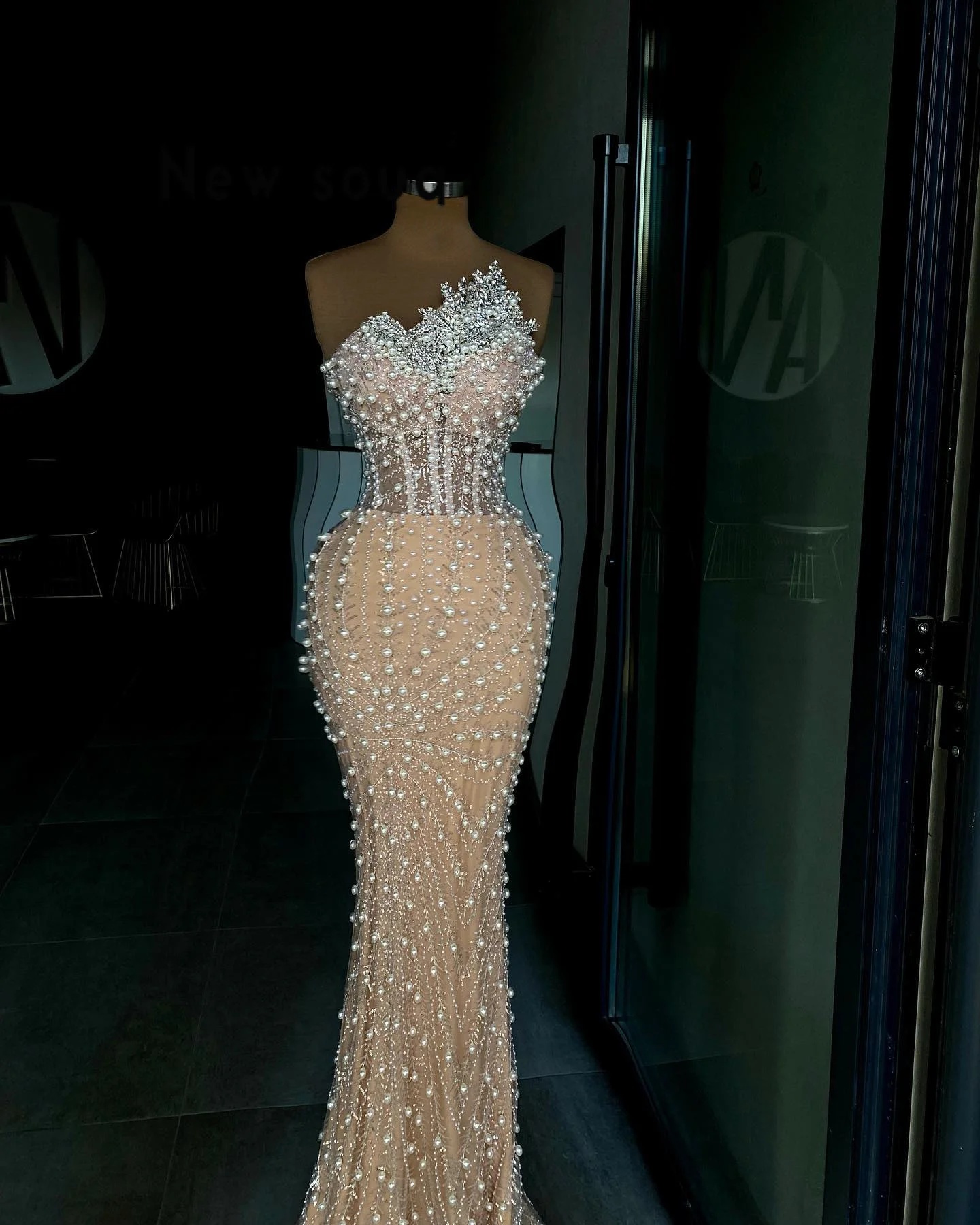 Gorgeous Evening Dresses For Women Strapless Sleeveless Gown Pearls Beaded Sequins Crystal Dress Party Customized Dress