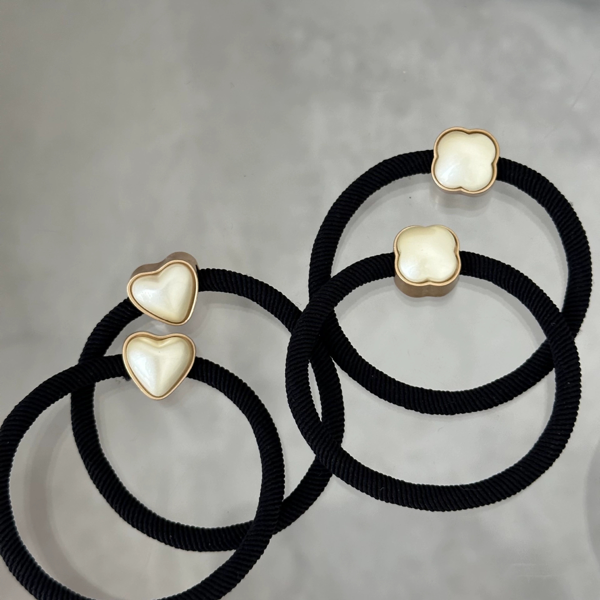 Elegant Love Clover Design Women's Hair Ties - Gentle Pearls & Soft Elastics for Everyday Use