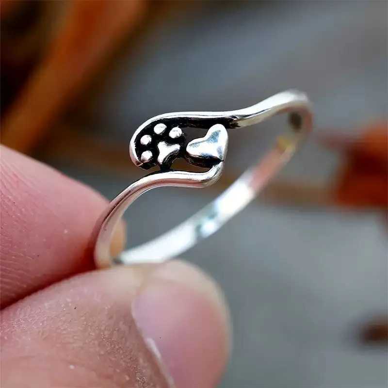 Female Simple Character Ring Retro Art Adjustable Ring W250417