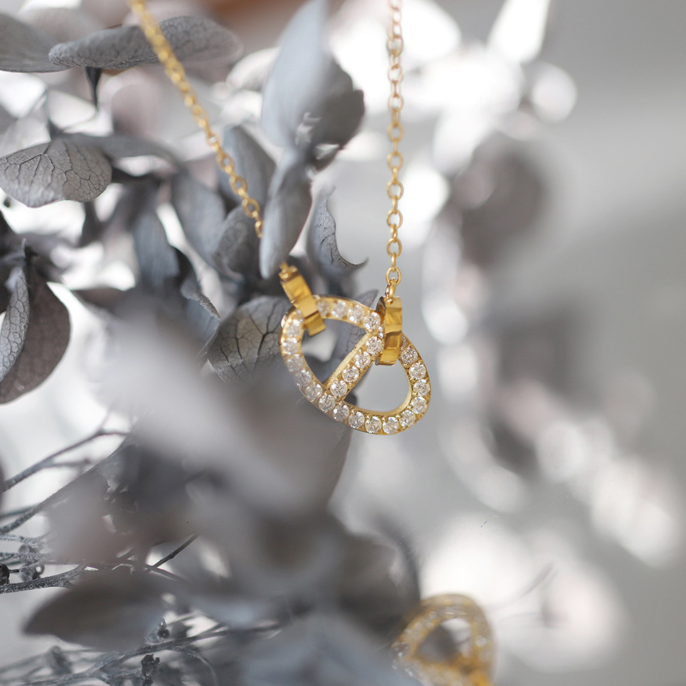 2025 New Style Simple And Elegant Square Pig Nose Luxury Designer Necklace Outdoor Beach Buckle Necklace Diamond-shaped Micro-inlaid Collarbone Chain 