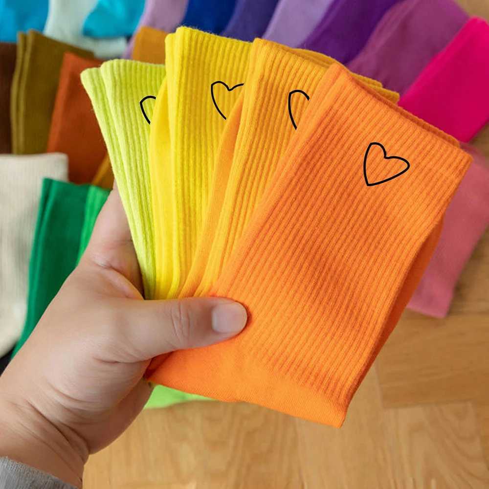 Random 5/10/20 Pairs Unisex Mid Socks Heart Pattern Breathable In Simple Women Men Sweat High-Quality Casual Fashion Sport Socks X2507251