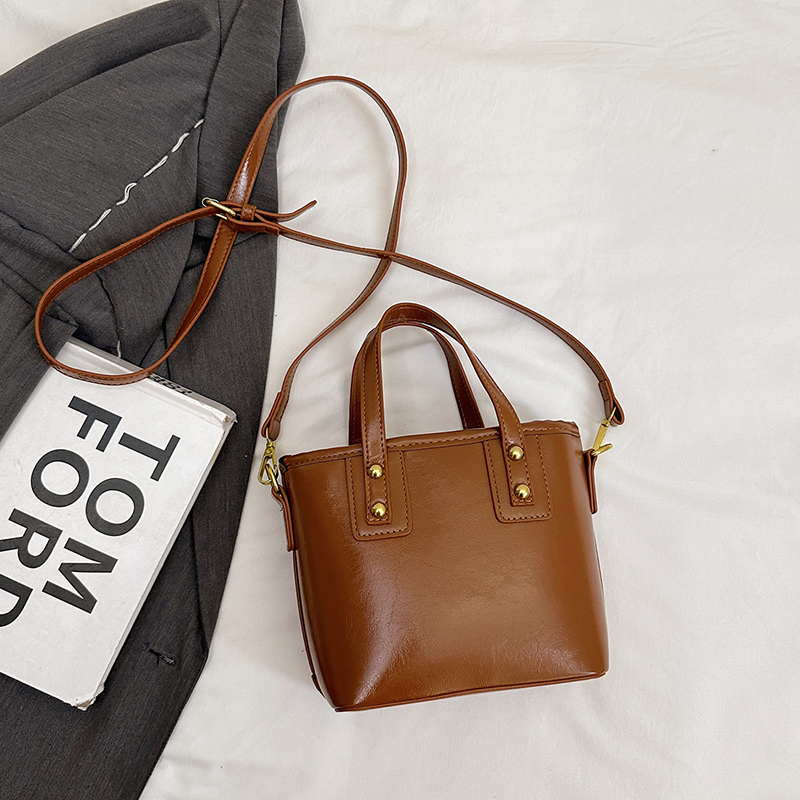 High-end, niche fashion casual commuter crossbody bucket bag for women, 2025 new model handbag 8860