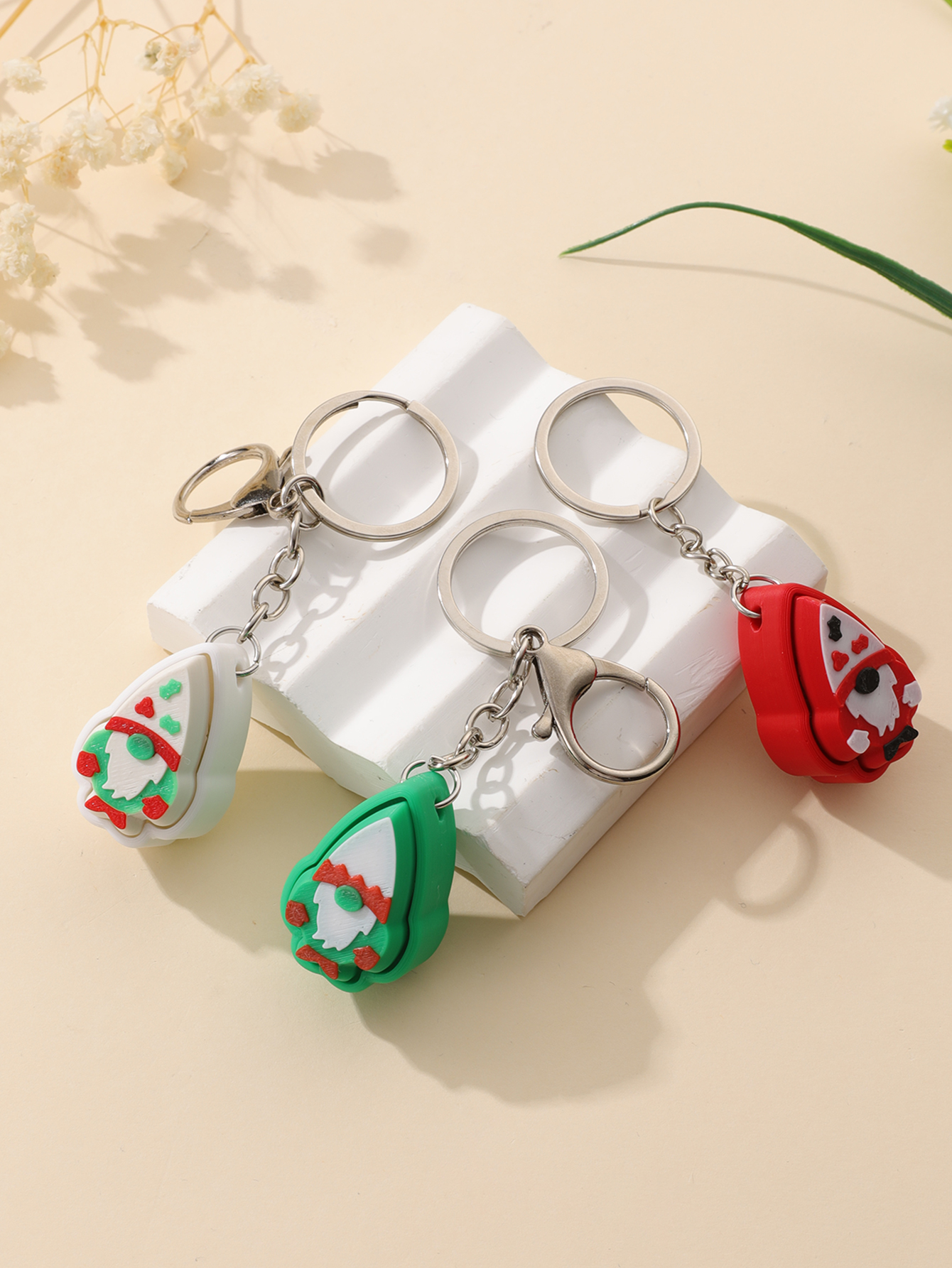 3D Printed Christmas Tree Keychain - Adult Stress Relief Toy, Portable Anxiety Relief Tool with Clickable Keyboard Design