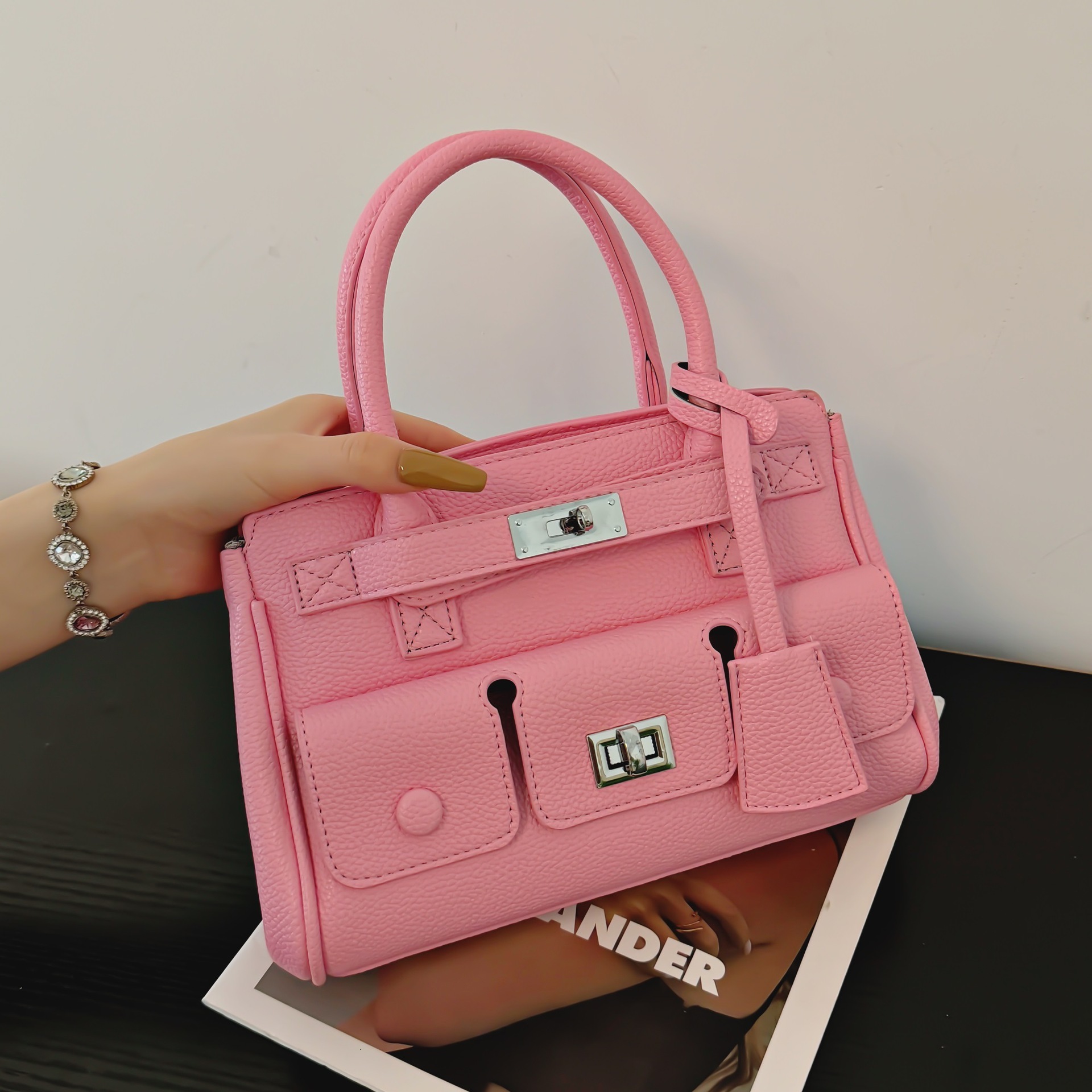Luxury Brand Designer Bag Large Capacity Tote Bag Lock Buckle Women's Bag European And American Hot Girl Retro Fashion Multi-Pocket High-End Hand