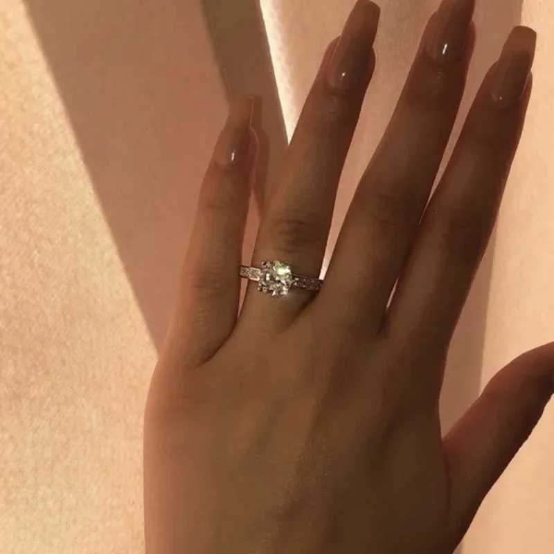 Luxury womens fashion wedding ring set fashionable silver inlaid white zircon engagement ring W250417