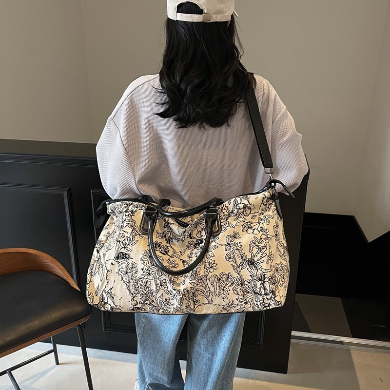 Men's Large Capacity Shoulder Bag 2025 New Women's Luxury Brand Handbag Fashion Design Personalized Leisure Commuter Travel Bag Outdoor Comm