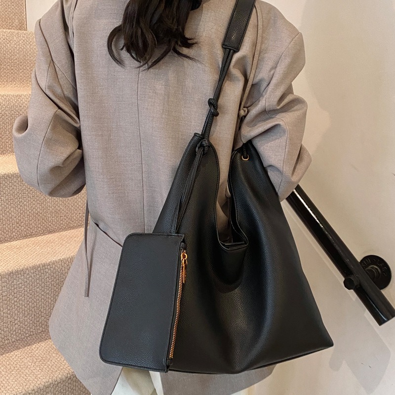 Womens Large-Capacity Shoulder Bag - Stylish Retro Tote with Multiple Compartments