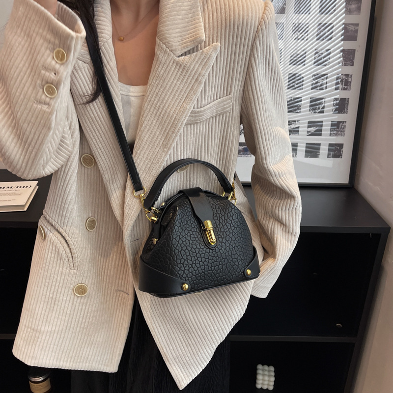 2025 Summer New Women's Shoulder Bag New women's Fashion Handbag Women's Crossbody Bag Simple Texture Summer New Leisure Fashion Design