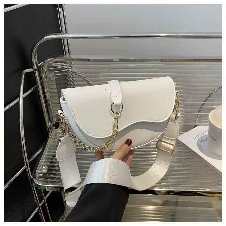 2025 summer new women's women's crossbody bag French niche women's new fashionable retro armpit saddle bag Summer new women's shou