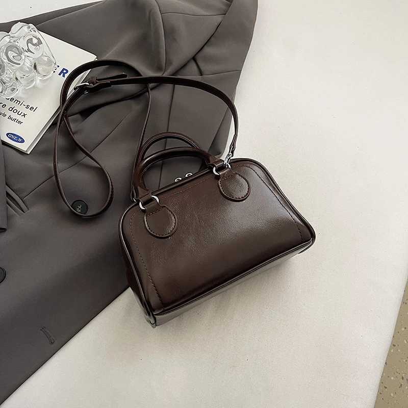 Reliable and casual handbag for women made of oiled leather with a shoulder strap available in various styles. Y250725