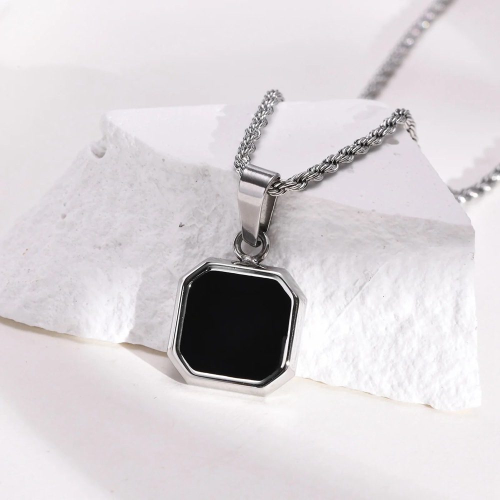 2025 New Designer Outdoor Beach Square Black And White Shell Pendant, Niche Design Sense Light Luxury Style Necklace