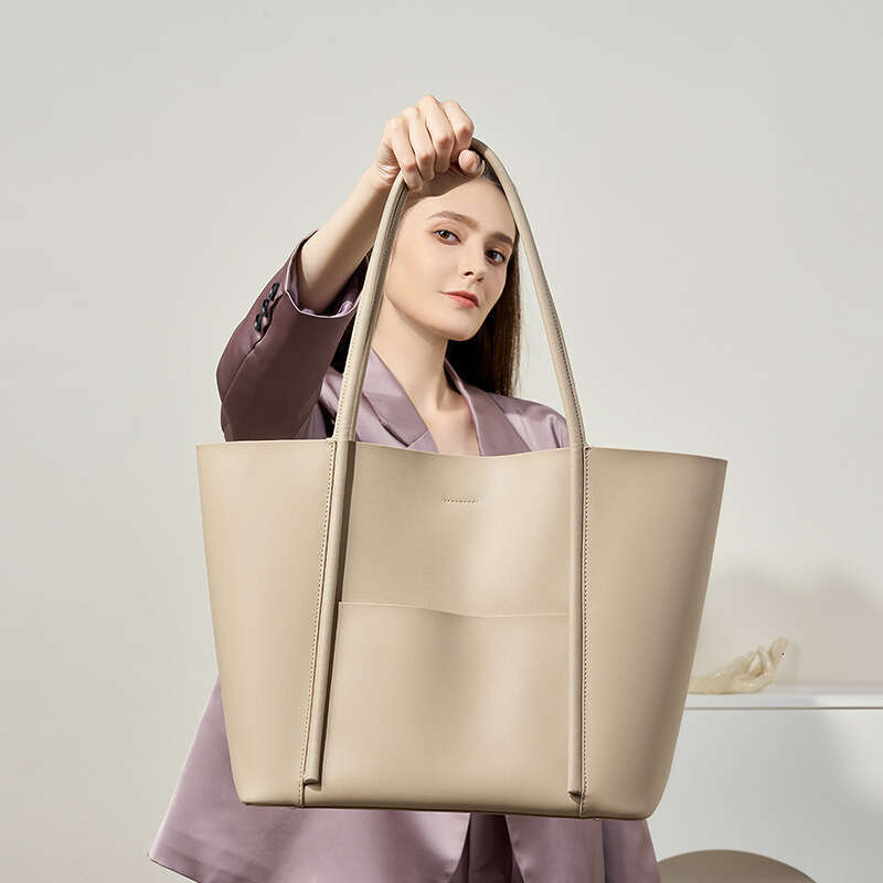 2025 New Designer Luxury Women's Tote Summer Handbag Cowhide Commuter Shoulder Bag for Women Large Capacity