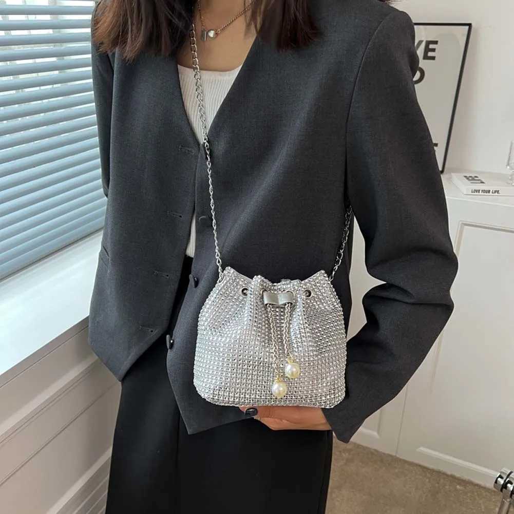 Women Chain Crossbody Bag Solid Color Rhinestone Glittering Satchel Bag Drawstring Shiny Sling Purse Dinner Party Bag Y250725