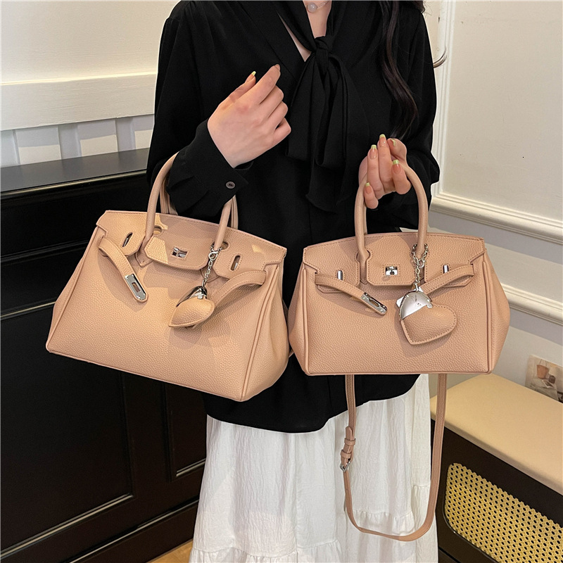 Minimalist Series Women's Designer Handbag 2025 New Fashionable Large Capacity Women's Outdoor Handbag Network Celebrity Same Style Bag Banq