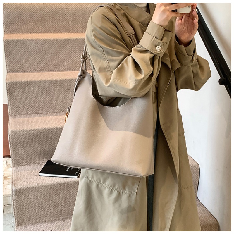 Womens Large-Capacity Shoulder Bag - Stylish Retro Tote with Multiple Compartments