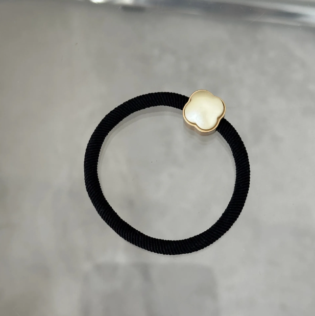 Elegant Love Clover Design Women's Hair Ties - Gentle Pearls & Soft Elastics for Everyday Use