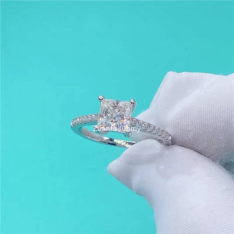 Unique Style in Stock Luxury Style Prong Setting 925 Silver 6mm Princess Moissanite Wedding Ring Women