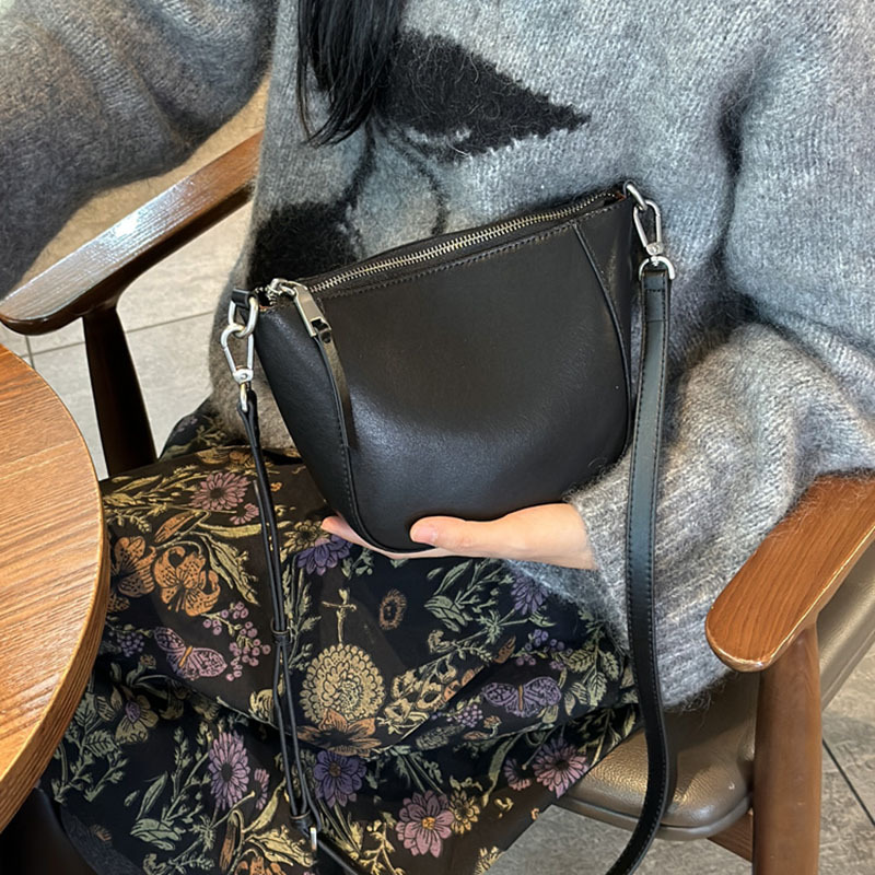 Sophisticated Unisex Accessory: Durable Luxury Shoulder Tote Featuring Modern Aesthetic