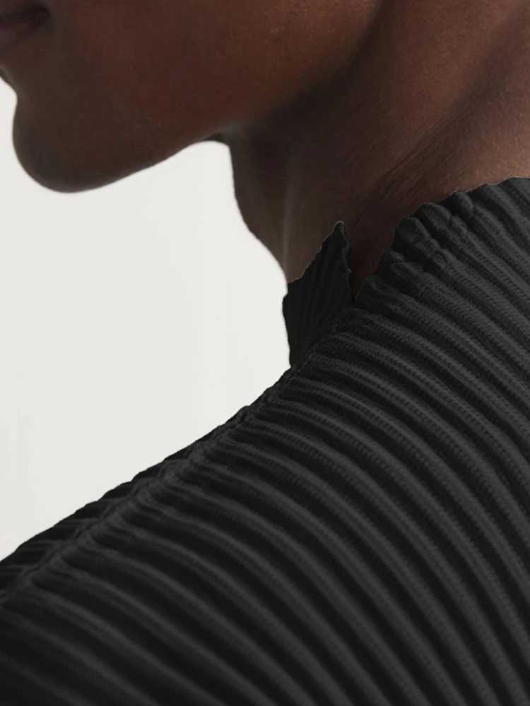 2024 Miyake Pleated Clothes Man Short Sleeve T-Shirt Fashion Black Turtleneck Top Z250725