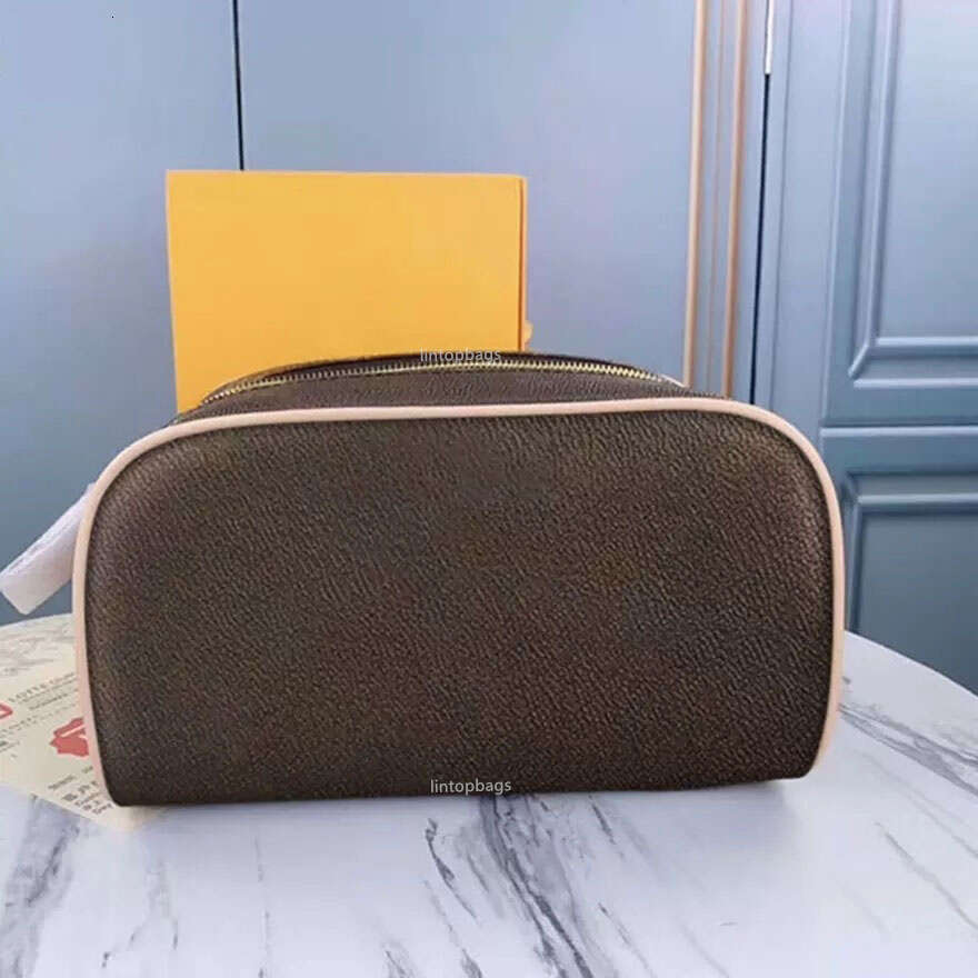 Luxury Clutch Bags womens mens Designer purses Toiletry Kits pouch make up leather handbag CrossBody tote Shoulder Cosmetic Multifunction Bags travel bag