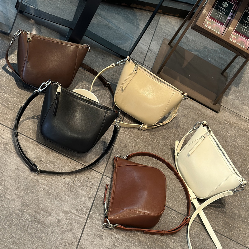 Sophisticated Unisex Accessory: Durable Luxury Shoulder Tote Featuring Modern Aesthetic