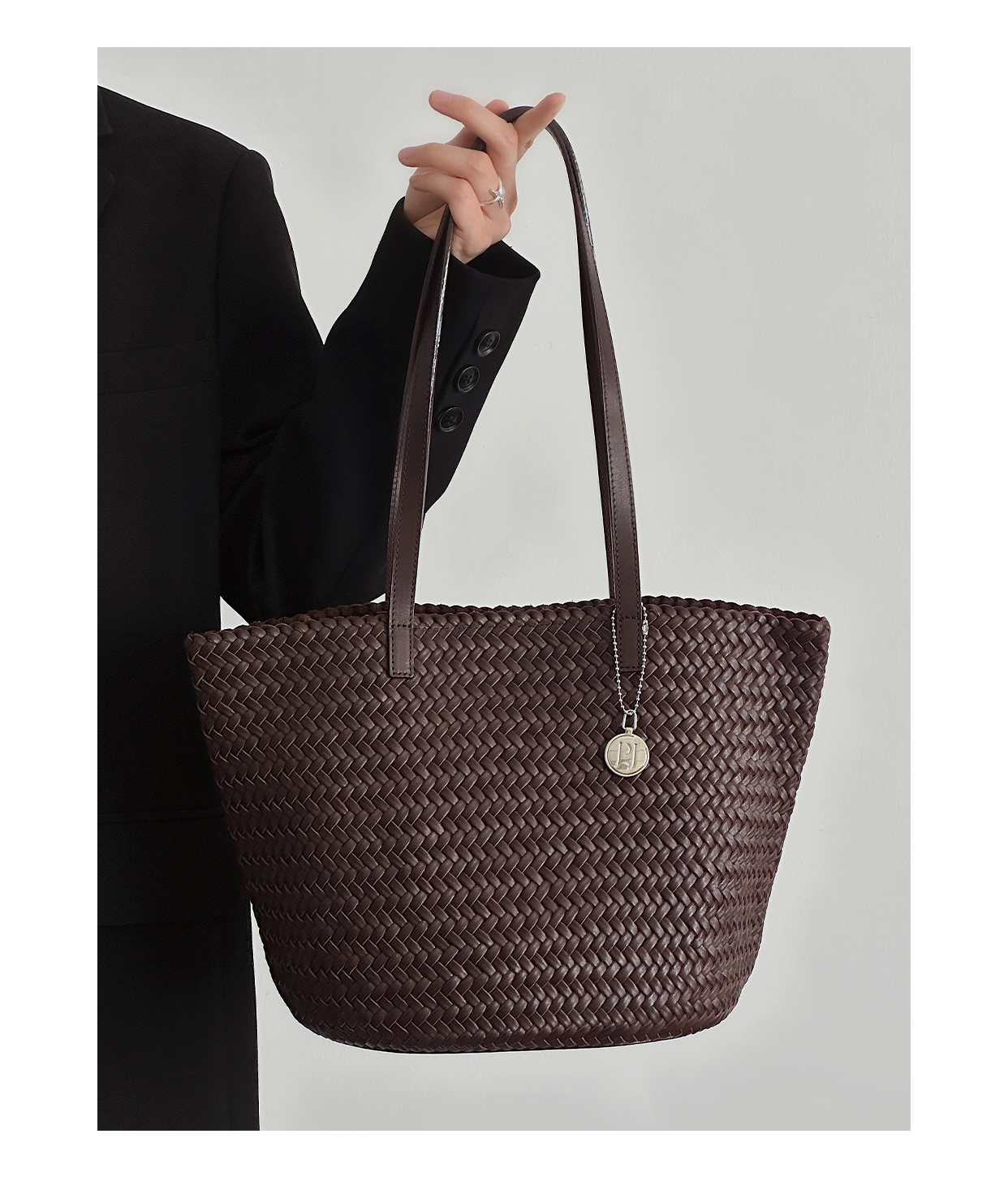 Totes The large-capacity woven pattern tote bag is a new and elegant commuter lady's hand-held underarm bag with a retro texture