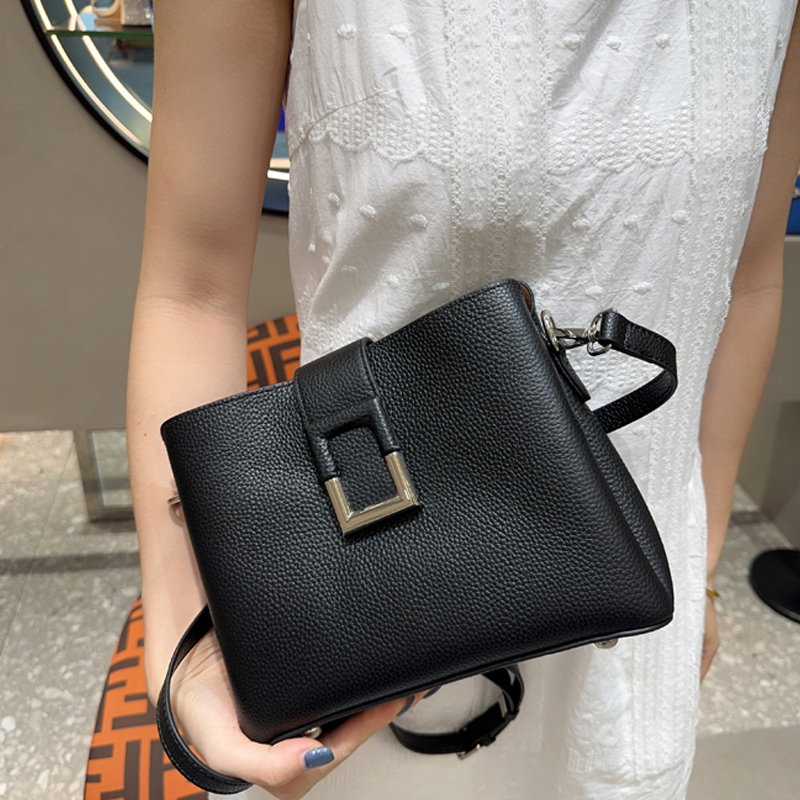 A high-end women's crossbody bag with soft leather, a large-capacity commuter bucket single-shoulder bag for women