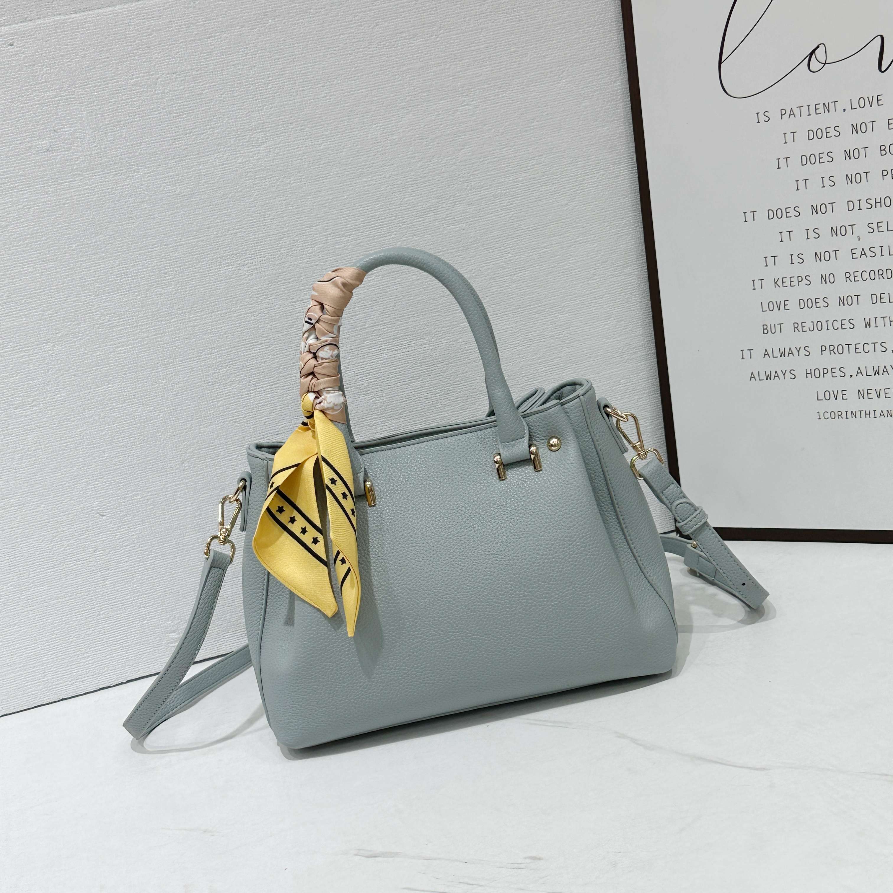 A large-capacity single-shoulder bag, a fashionable and versatile handbag, and a high-end, niche design crossbody bag for ladies