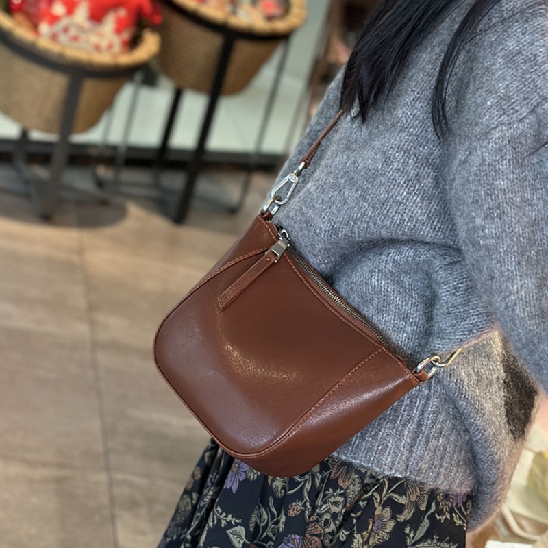 Sophisticated Unisex Accessory: Durable Luxury Shoulder Tote Featuring Modern Aesthetic