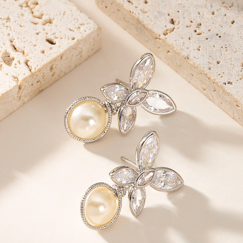 Korean Sweet and Exquisite Vacation Style Zircon Inlaid Four-Leaf Clover Pearl High-End Light Niche Sier Needle Earrings