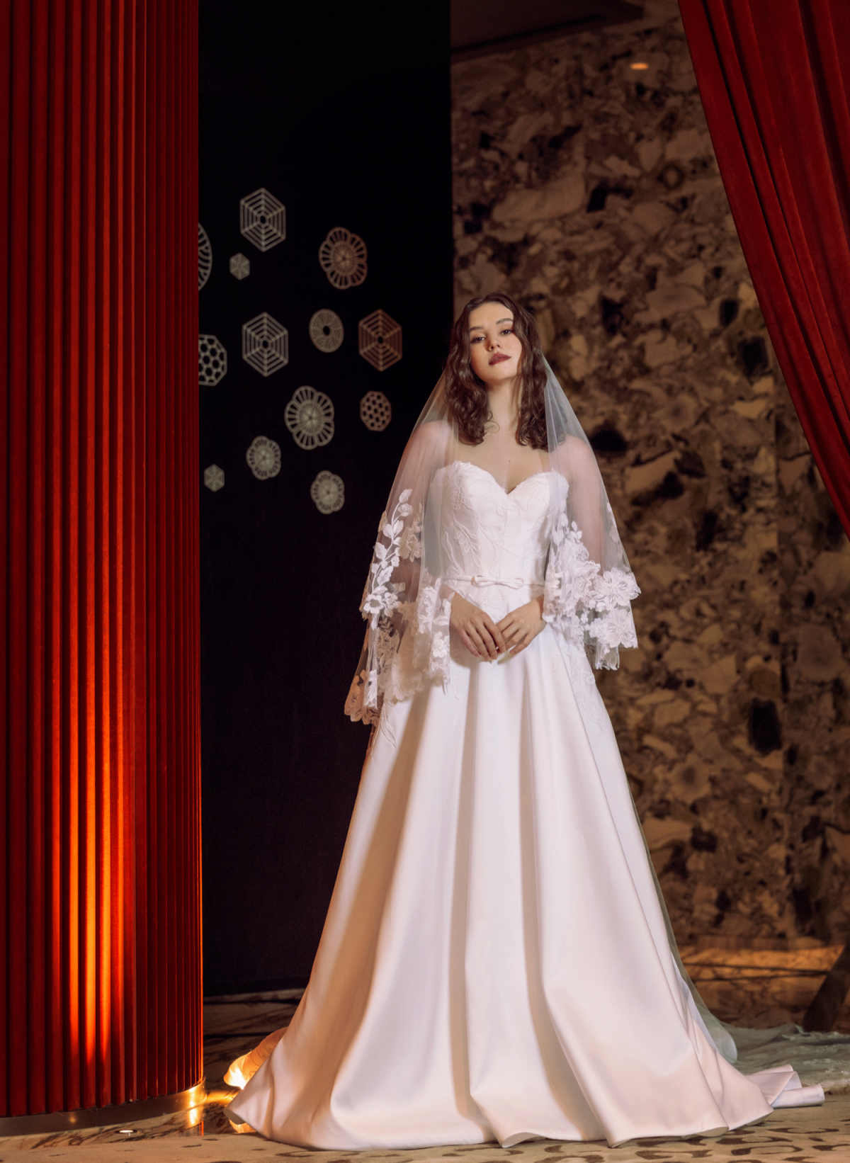 Romantic Dreamy Customized 2 Layer Wedding Veil Cathedral Length Lace Appliques Edge Bridal Veil Wedding Accessories