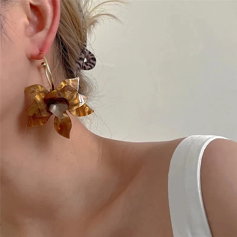 2024 Trendy White Brown Resin Flower Hoop Earrings for Women Fashion Gardenia Earings Statement Jewelry Wholesale 250715