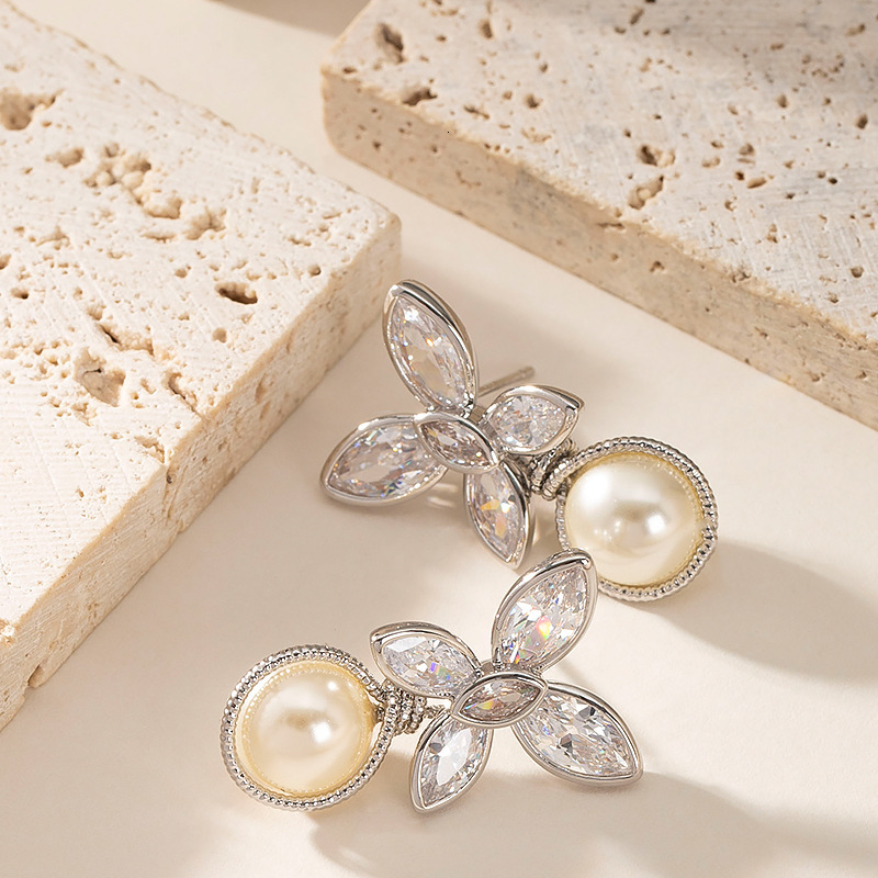 Korean Sweet and Exquisite Vacation Style Zircon Inlaid Four-Leaf Clover Pearl High-End Light Niche Sier Needle Earrings