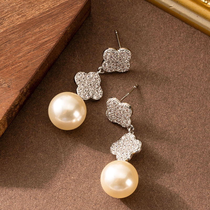 Fashion Exquisite Style Full Dia Four-Leaf Clover Pearl Tassel Earrings for Women High-End Long Niche Sier Needle Ear Jewelry