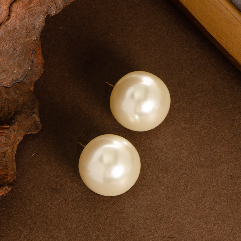 Sier Needle Korean Fever Same Style High Gloss Oversized Pearl Stud for Women Elegant Simple High-end Feel Earrings