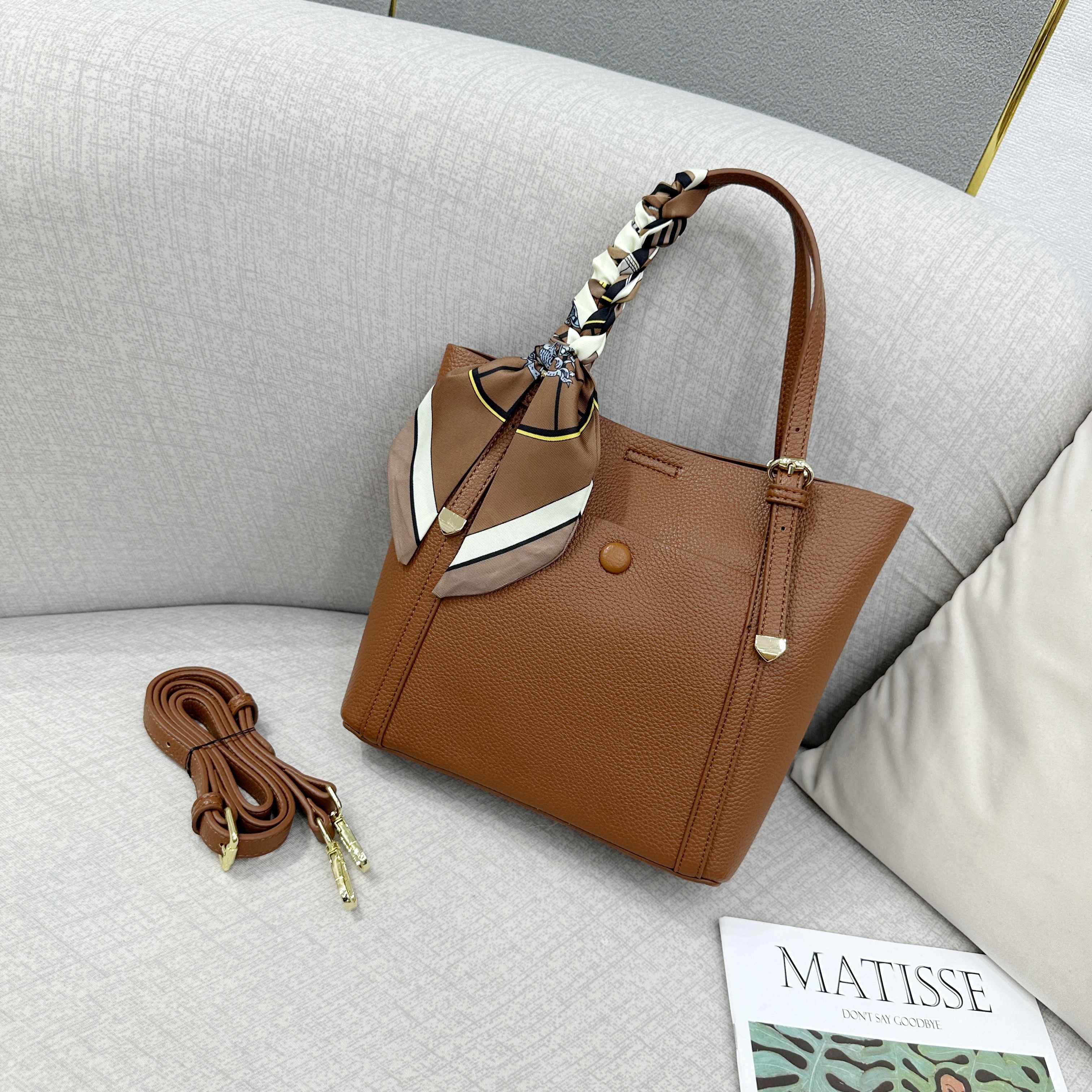 Shoulder Bags Elegant Women's Tote A large-capacity single-shoulder bag, a fashionable and versatile handbag, and a high-end, niche design crossb