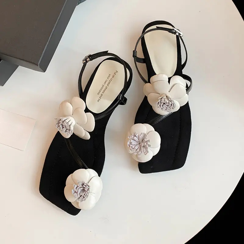 New Summer Outdoor Luxury Designer Shoes Made Of Sheepskin Small Fragrance Open-toe Square Toe Beach Camellia Single-strap Sandals Women's Flat S