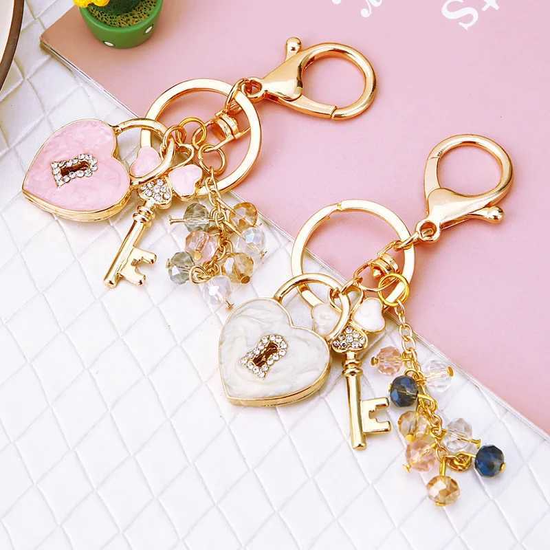 New Fashion Witnesses Rhinestone Bow Key Keychain With Dripping Lock Womens Birthday Gift Jewelry R250725