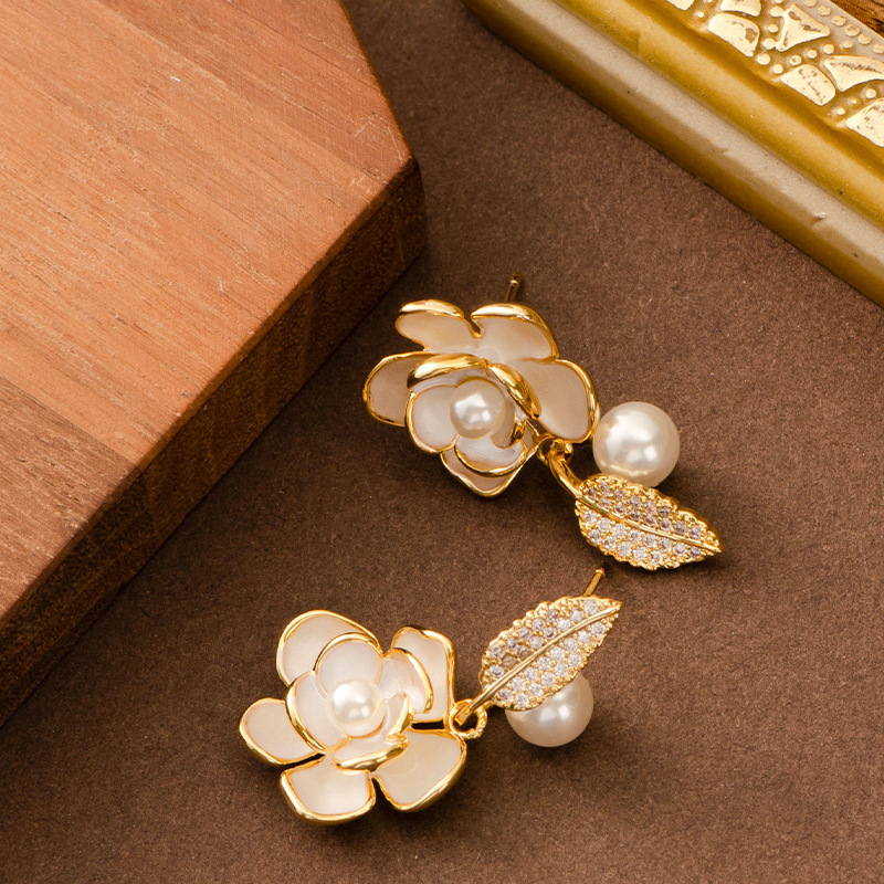 Fashion Exquisite Asymmetric Glaze Pearl Inlaid Rose Flower Stud for Women High-end Versatile Elegant Sier Needle Earrings