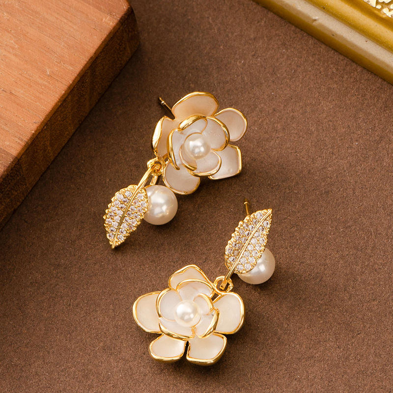 Fashion Exquisite Asymmetric Glaze Pearl Inlaid Rose Flower Stud for Women High-end Versatile Elegant Sier Needle Earrings