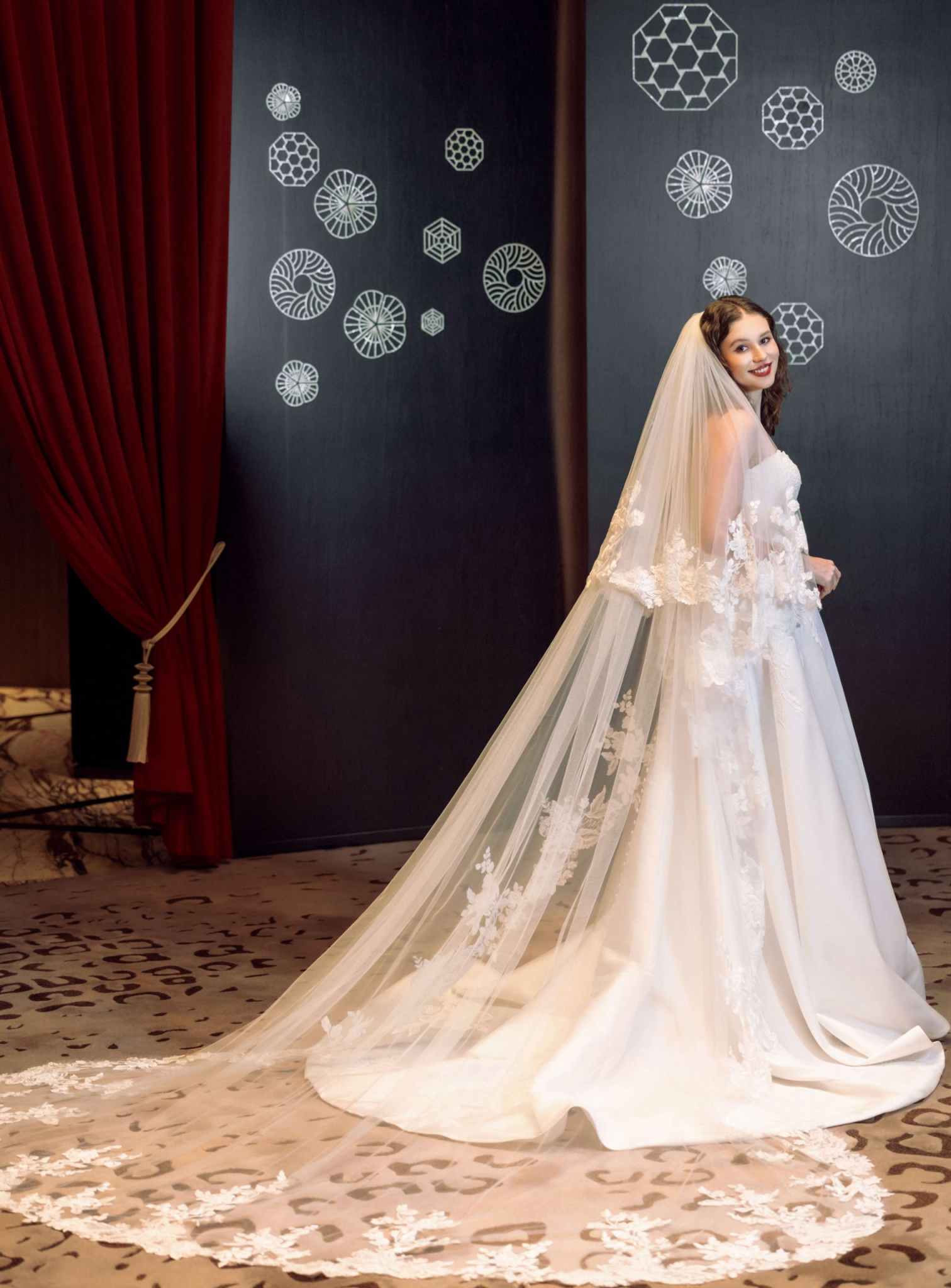 Romantic Dreamy Customized 2 Layer Wedding Veil Cathedral Length Lace Appliques Edge Bridal Veil Wedding Accessories