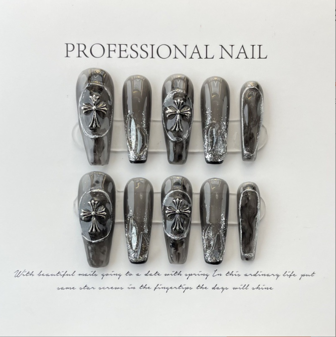 Hand-applied nail polish black punk style crocodile heart fake nail and light therapy nail plates