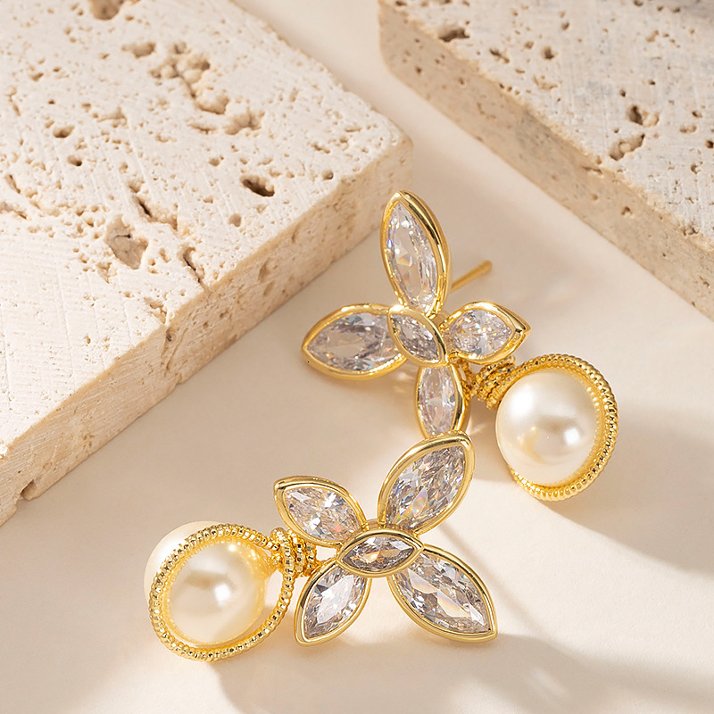Korean Sweet and Exquisite Vacation Style Zircon Inlaid Four-Leaf Clover Pearl High-End Light Niche Sier Needle Earrings