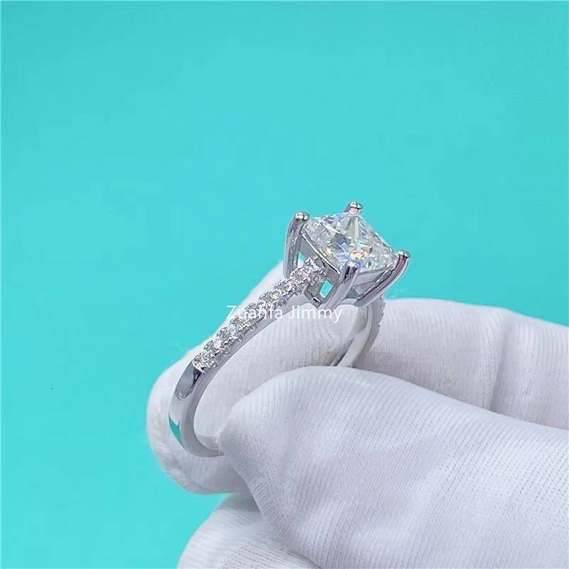 Unique Style in Stock Luxury Style Prong Setting 925 Silver 6mm Princess Moissanite Wedding Ring Women