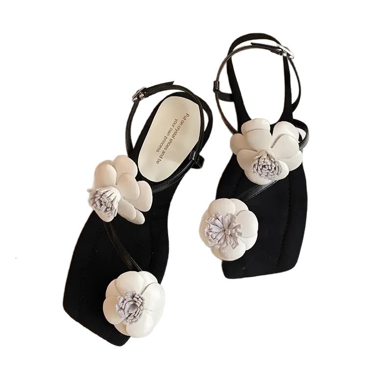New Summer Outdoor Luxury Designer Shoes Made Of Sheepskin Small Fragrance Open-toe Square Toe Beach Camellia Single-strap Sandals Women's Flat S