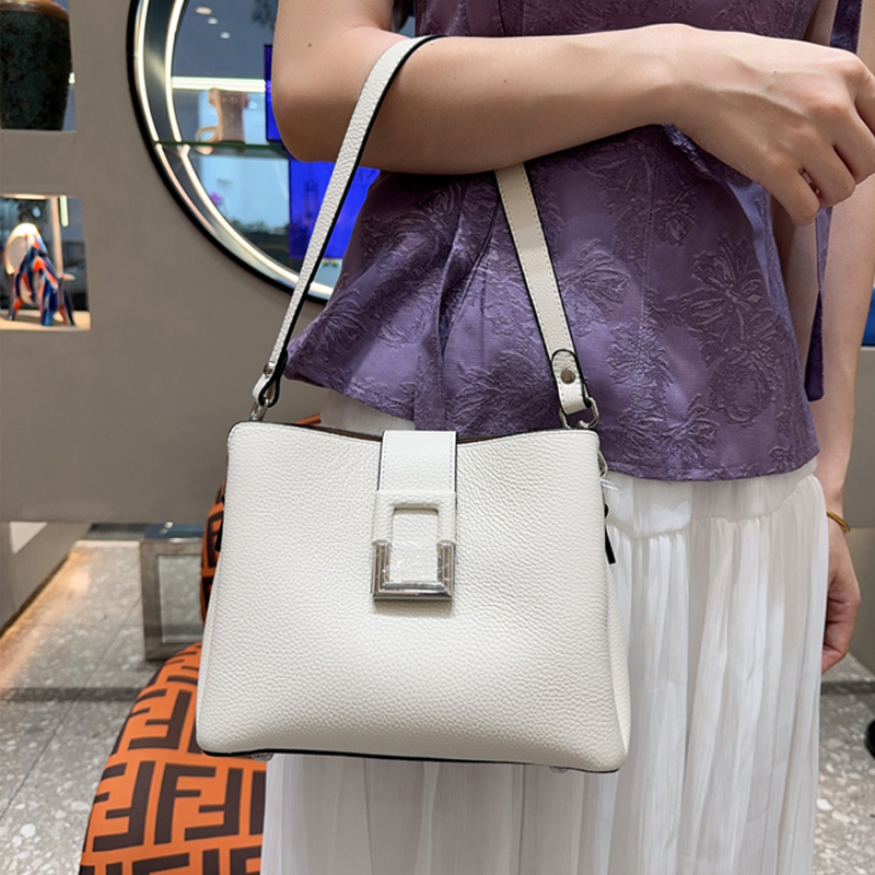 A high-end women's crossbody bag with soft leather, a large-capacity commuter bucket single-shoulder bag for women