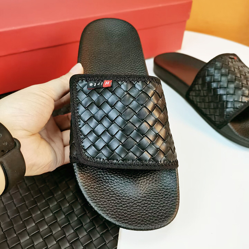 2025 Trendy brand men's slippers for outdoor wear in summer Retro black woven outdoor sandals beach shoes single - strap slippers