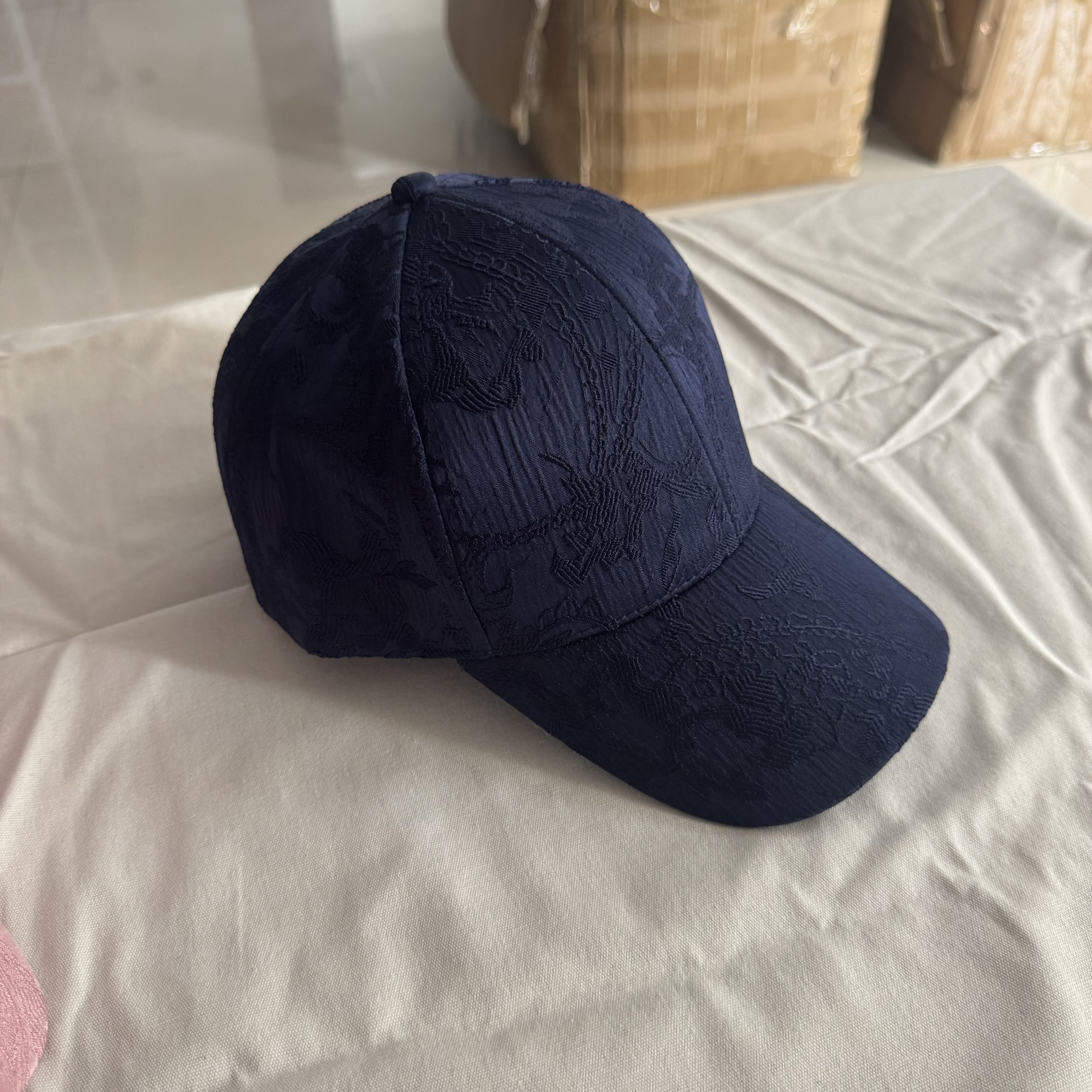 Embroidered high-quality baseball cap, versatile beanie hat