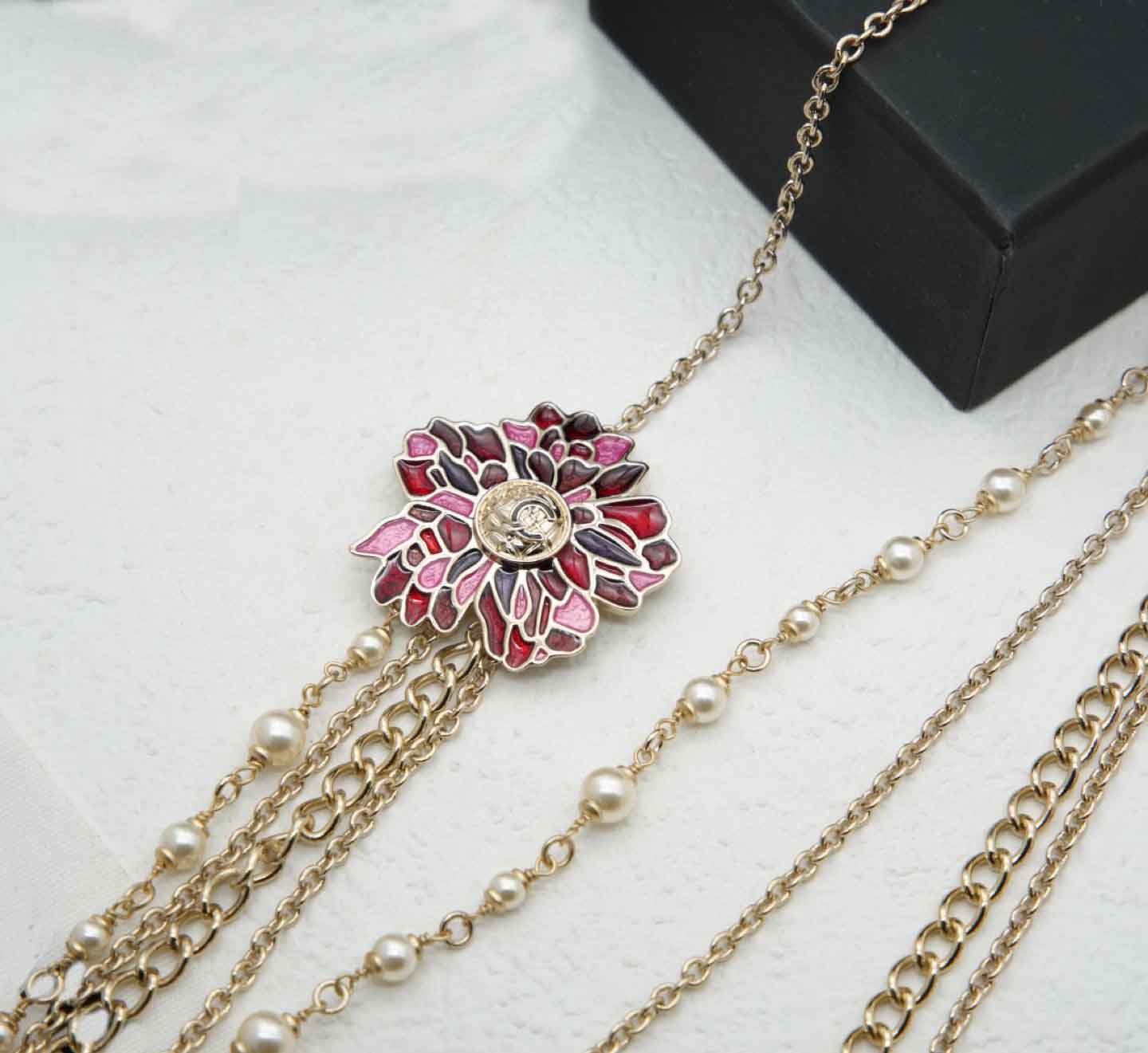 2025 Luxury Quality Charm Drop Boucle d'oreille avec des perles de coquille de nature de couleur rouge et noir dans une broche de collier de coff